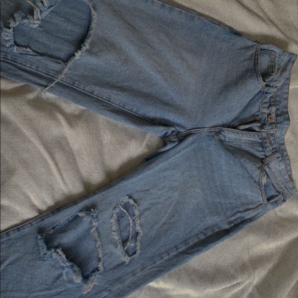Overdsized baggy jeans. Fits y2k look.